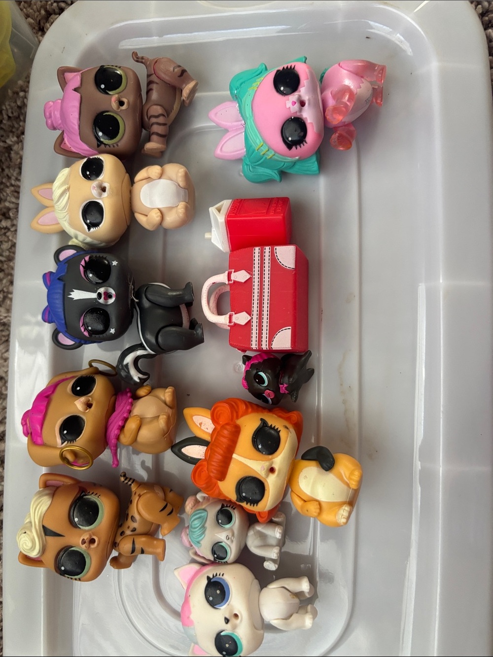 L.O.L. Surprise! Mixed Color Pet Figures with Red Suitcase Accessory